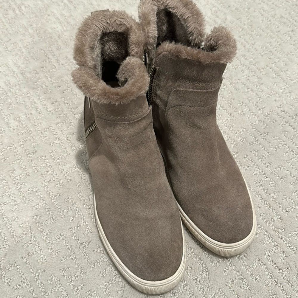 Steve Madden swede sneaker with small heel size W8
